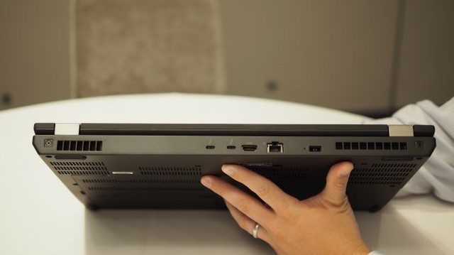 Cạnh sau có cổng HDMI, LAN, jack sạc và khe tản nhiệt Cạnh sau có cổng HDMI, LAN, jack sạc và khe tản nhiệt