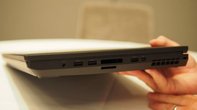 Cạnh trái có khe cắm thẻ nhớ, jack tai nghe, 3 x USB 3.0 Cạnh trái có khe cắm thẻ nhớ, jack tai nghe, 3 x USB 3.0