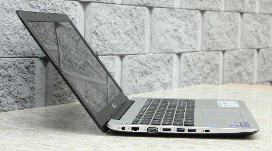 <p>Trang bị đầy đủ c&aacute;c cổng kết nối th&ocirc;ng dụng nhất USB 3.0, HDMI, VGA</p>