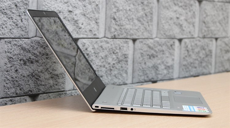 Laptop HP Envy 13 d049TU i5 6200U/4GB/256GB/Win10