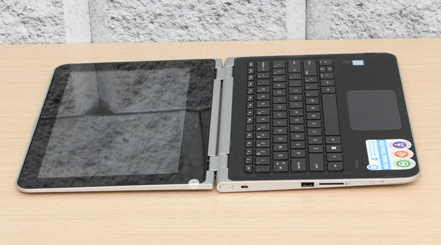 <p>Vỏ khung chắc chắn c&ugrave;ng với bản lề thiết kế đặc biệt cho bạn nhiều trải nghiệm th&uacute; vị.</p>