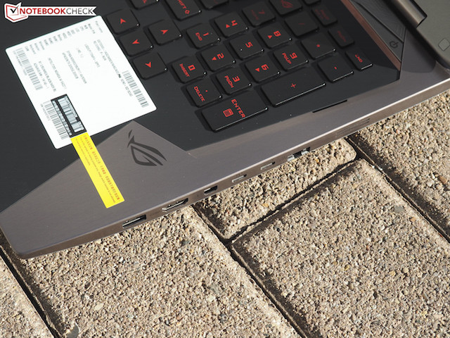 Bên phải: USB 3.0, HDMI, Mini DisplayPort, Thunderbolt 3, USB 3.1, mạng LAN