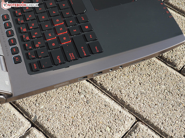 Cạnh trái: 2 USB 3.0, micro, tai nghe, và đầu đọc thẻ nhớ