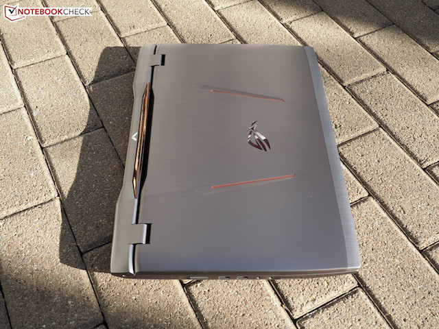 Nhân vật chính với vẻ ngoài sáng bóng và logo đặc trưng của hãng