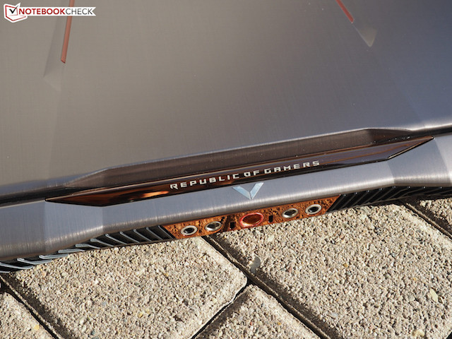 Các cổng nước vào và ra của máy và cổng sạc chính giữa