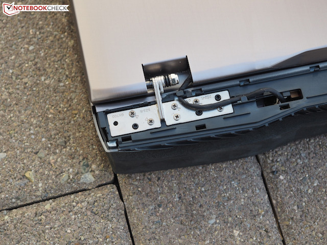 Bản lề khá chắc chắn