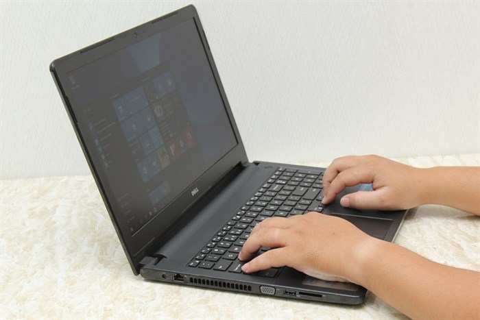 Laptop Dell Vostro 3559 i5 6200U/4GB/500GB/2GB M315/Win10 Màu Đen