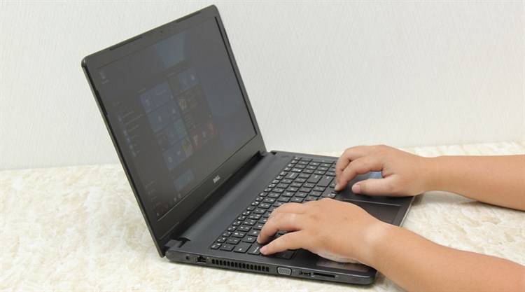 Laptop Dell Vostro 3559 i5 6200U/4GB/500GB/2GB M315/Win10