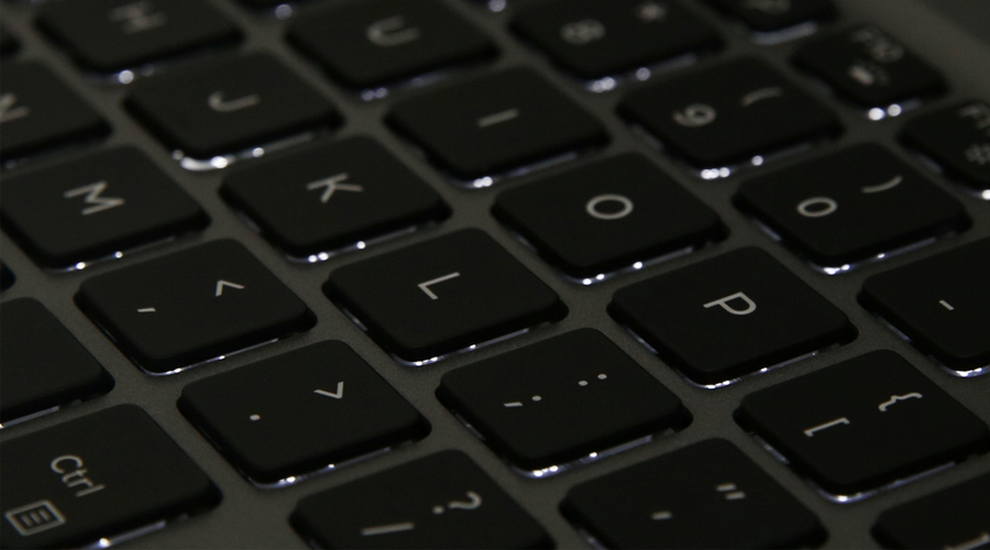 <p>B&agrave;n ph&iacute;m trang bị đ&egrave;n sử dụng ban đ&ecirc;m v&ocirc; c&ugrave;ng tiện lợi.</p>