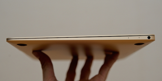 Apple Macbook 12 inch MLHE2 - Cạnh phải có 1 jack cắm tai nghe và 2 mic Apple Macbook 12 inch MLHE2 - Cạnh phải có 1 jack cắm tai nghe và 2 mic