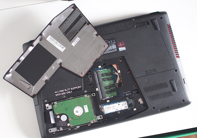 Phần nắp dưới có thể mở ra dễ dàng phục vụ việc nâng cấp phần cứng, máy hỗ trợ ổ đĩa HDD dung lượng 1 TB