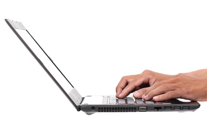 Laptop Acer Aspire E5 475 33WT i3 6006U/4GB/500GB/Win10/(NX.GCUSV.002) Màu Xám