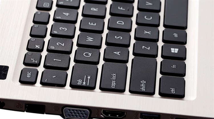 Laptop Asus A556UR i5 7200U/4GB/500GB/2GB 930MX/Win10/(DM398T)