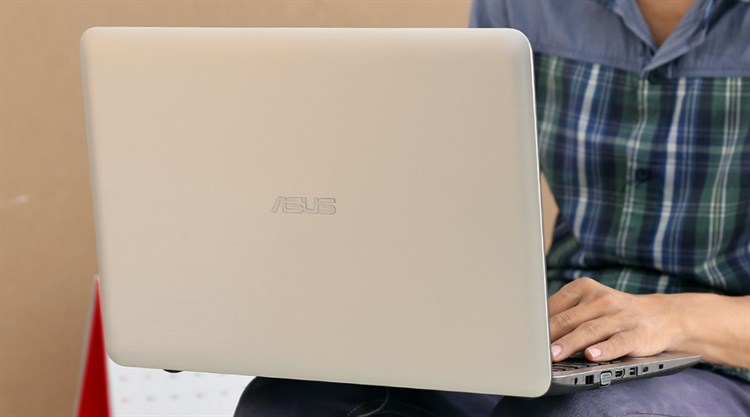 Laptop Asus A556UR i7 7500U/4GB/500GB/2GB 930MX/Win10/(DM397T) Màu Vàng đồng
