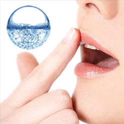 Công thức giữ ẩm bao gồm axit hyaluronic và collagen có trong son sẽ cho khiến bạn có cảm giác mềm mượt kéo dài và ngăn chặn khô môi