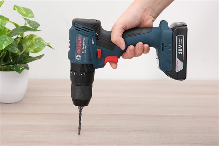 Máy khoan vặn vít pin Bosch GSB 185-LI 18V (2 pin, 1 sạc)