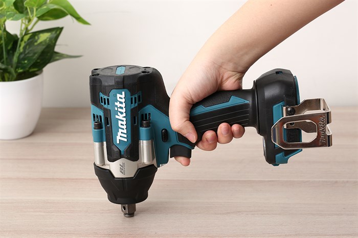 Máy siết bu lông pin Makita DTW700Z 18V (không kèm pin, sạc)