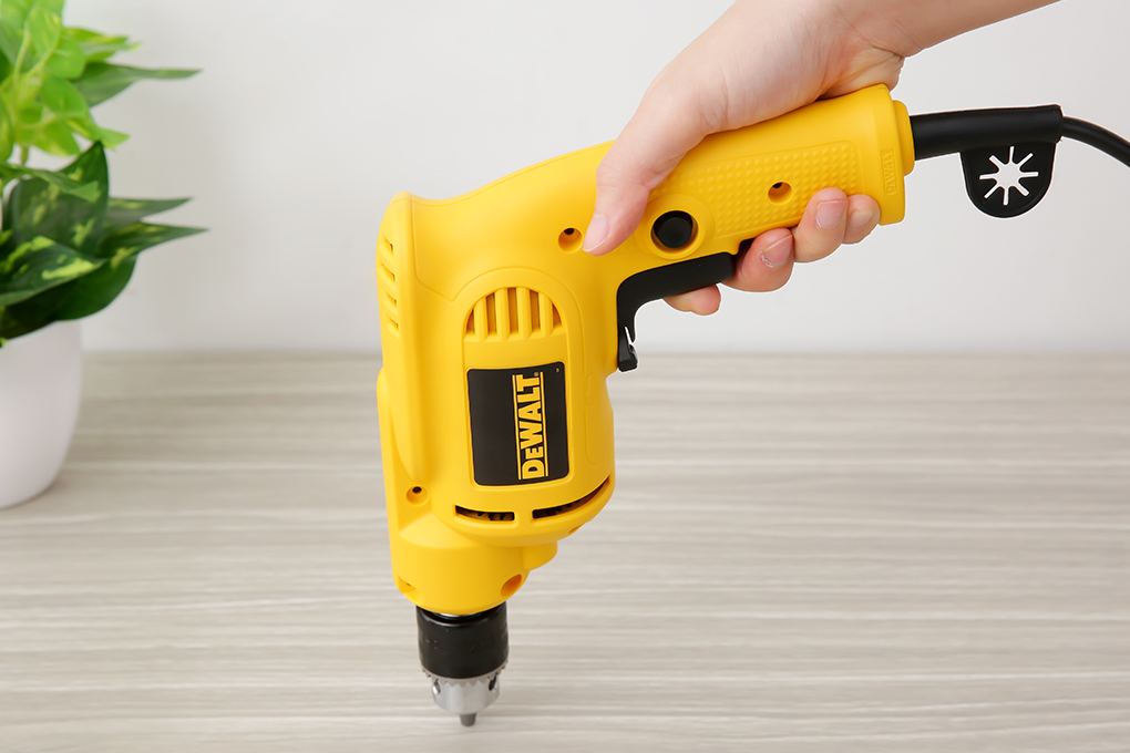 Máy khoan điện Dewalt DWD014-B1 550W Màu Đen - Vàng