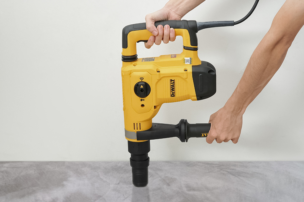 Máy đục bê tông điện Dewalt D25811K-B1 1050W Màu Đen - Vàng