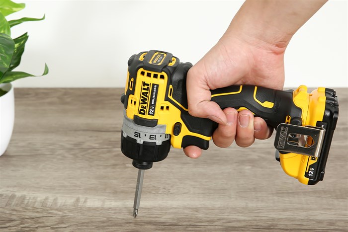 Máy khoan vặn vít pin Dewalt DCF601D2-KR 12V (2 pin 2 Ah, 1 sạc)