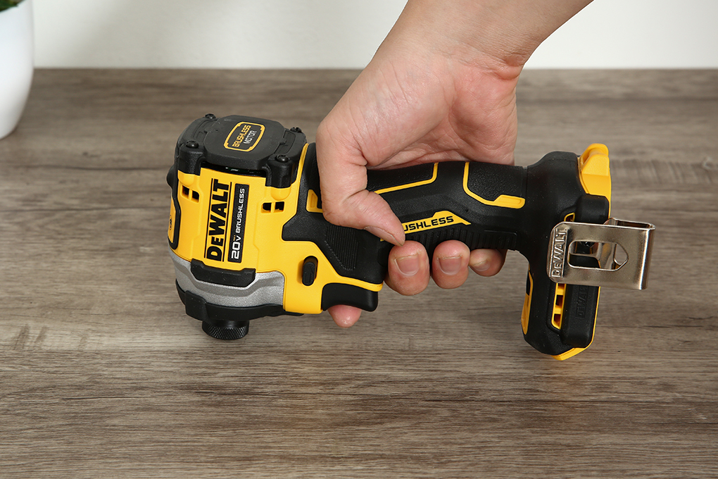 Máy vặn vít pin Dewalt DCF850N-B1 18V (không kèm pin, sạc) Màu Đen - Vàng