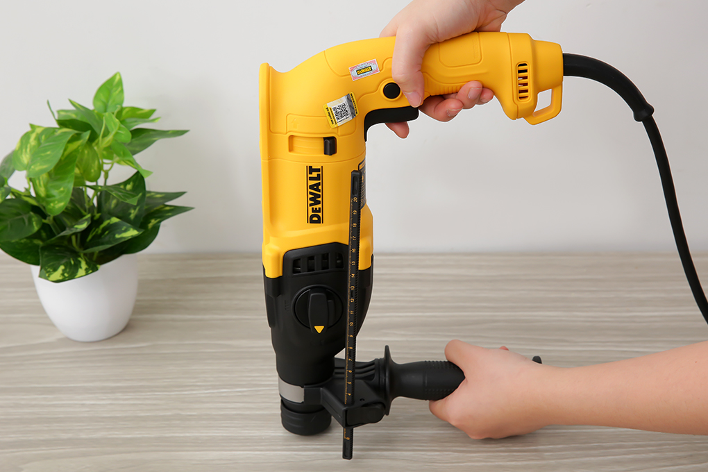 Máy khoan búa điện Dewalt D25032K-B1 710W - 11