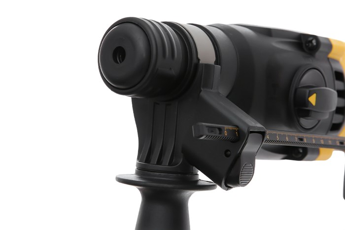 Máy khoan búa điện Dewalt D25032K-B1 710W