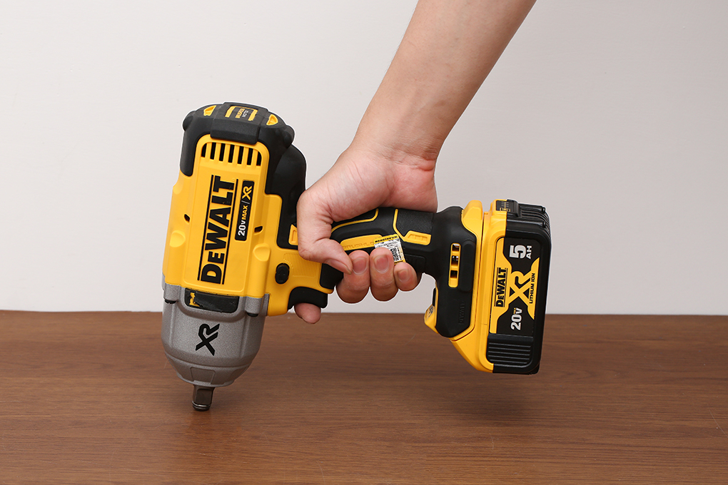 Máy vặn bu lông động lực pin Dewalt DCF899HP2-KR 18V (2 pin, 1 sạc) Màu Đen - Vàng
