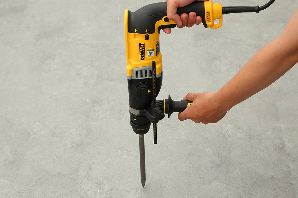 Máy khoan búa điện Dewalt D25144KA-B1 900W Màu Đen - Vàng