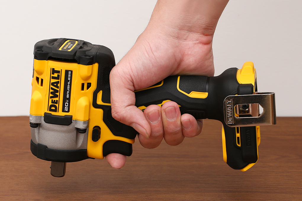 Máy siết bu lông pin Dewalt DCF922N-B1 20V (không kèm pin, sạc) Màu Đen - Vàng
