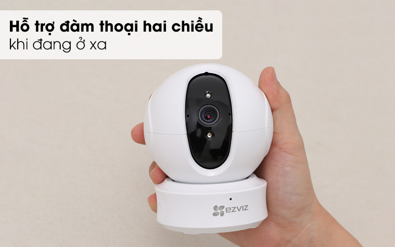 Hỗ trợ đàm thoại hai chiều khi đang ở xa - Camera IP 1080P EZVIZ CS-CV246 Trắng