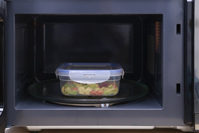 Hộp đựng thực phẩm nhựa Thái Lan 900 ml JCJ HN009 với chất liệu nhựa PP, không chứa BPA an toàn cho sức khoẻ, dễ dàng chùi rửa.