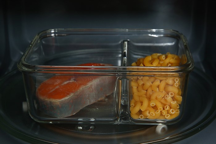 Hộp đựng thực phẩm thủy tinh 2 ngăn Glasslock MCRK100 Màu Trắng