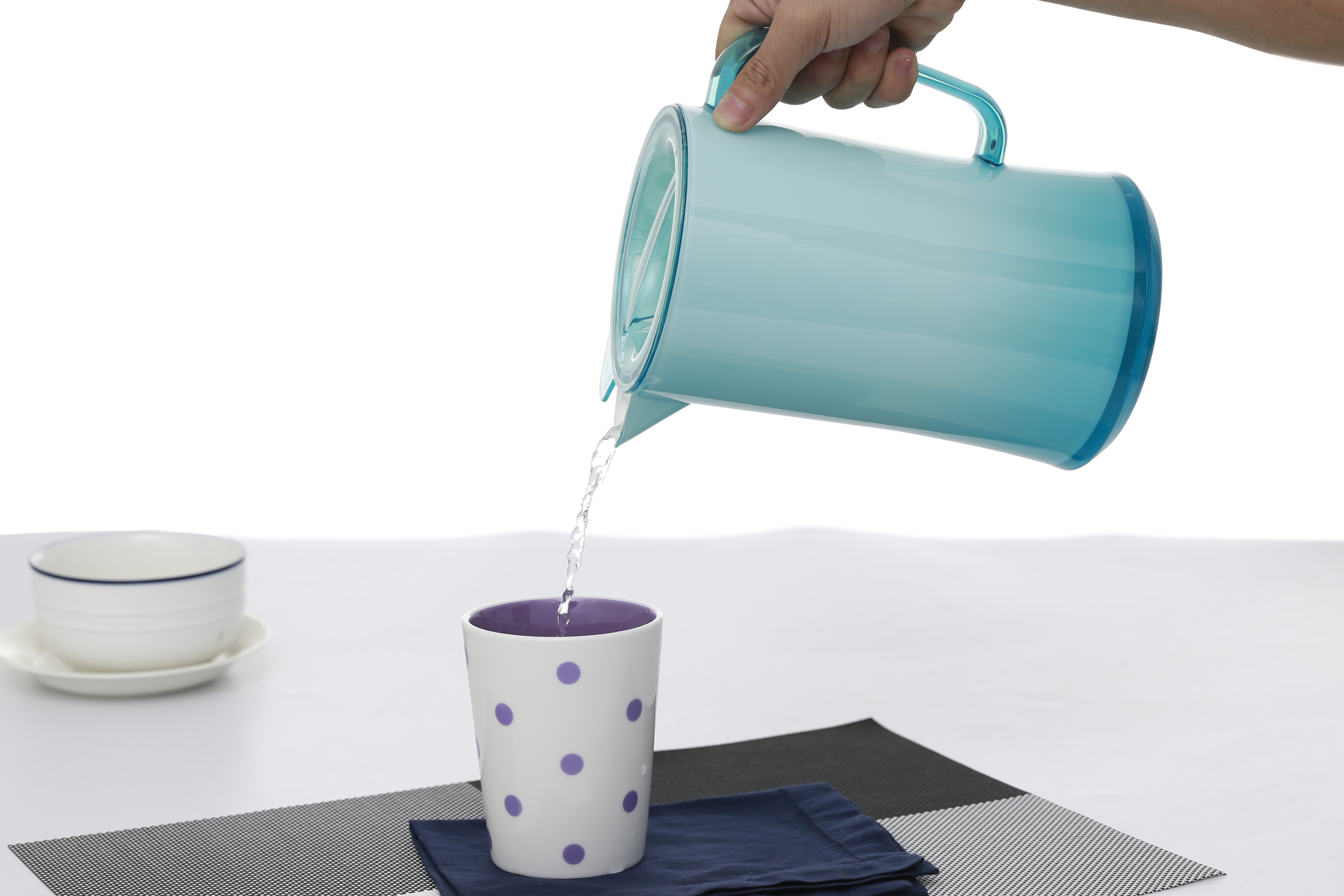 Bình đựng nước nhựa 1.8 lít Pioneer BN001 Màu Xanh Dương