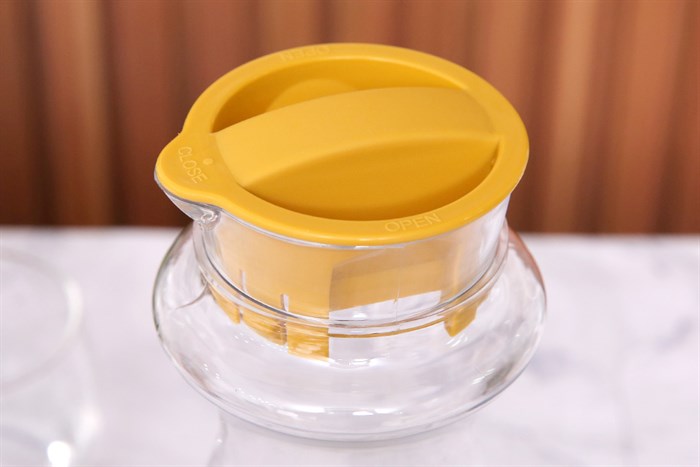 Bình đựng nước nhựa 1.1 lít BHX PNP3339E Màu Vàng