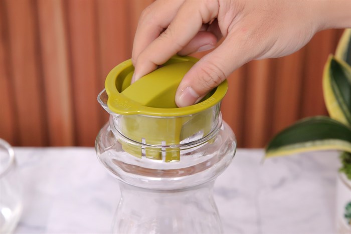 Bình đựng nước nhựa 1.1 lít BHX PNP3339E Màu Xanh lá