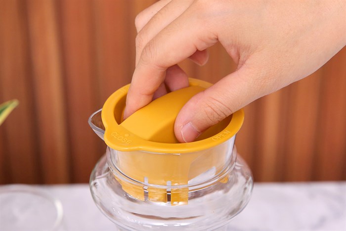 Bình đựng nước nhựa 1.1 lít BHX PNP3339E Màu Vàng