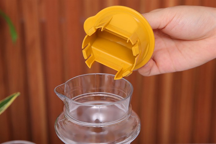 Bình đựng nước nhựa 1.1 lít BHX PNP3339E Màu Vàng