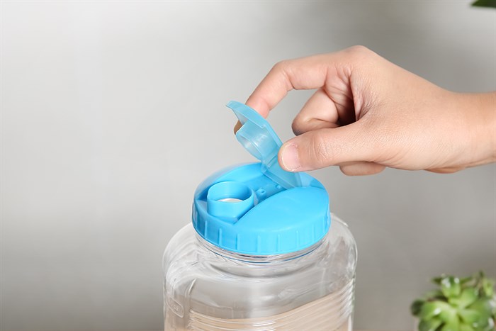 Bình đựng nước nhựa 1900 ml Delites PNP3409/9 Màu Trắng - Xanh