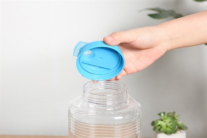 Bình đựng nước nhựa 1900 ml Delites PNP3409/9 Màu Trắng - Xanh