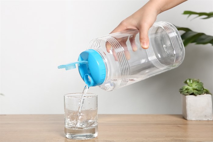 Bình đựng nước nhựa 1900 ml Delites PNP3409/9 Màu Trắng - Xanh