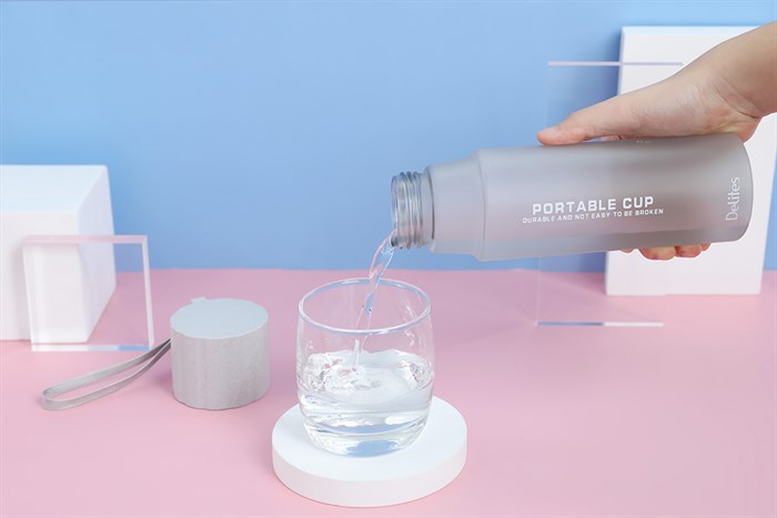 Bình đựng nước nhựa 550 ml Delites TH08771 Màu Xám