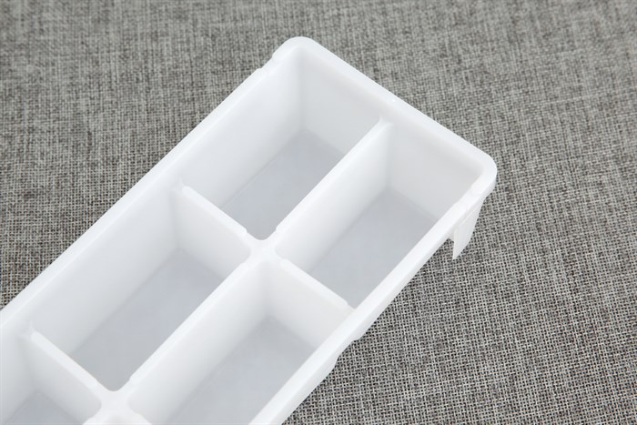 Khay đá nhựa 6 viên Đồng Tâm Màu Trắng