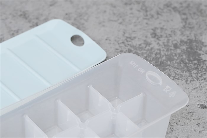 Khay đá nhựa có nắp 12 viên Hommy JCJ-1113 bộ 2 cái Màu Xanh Dương