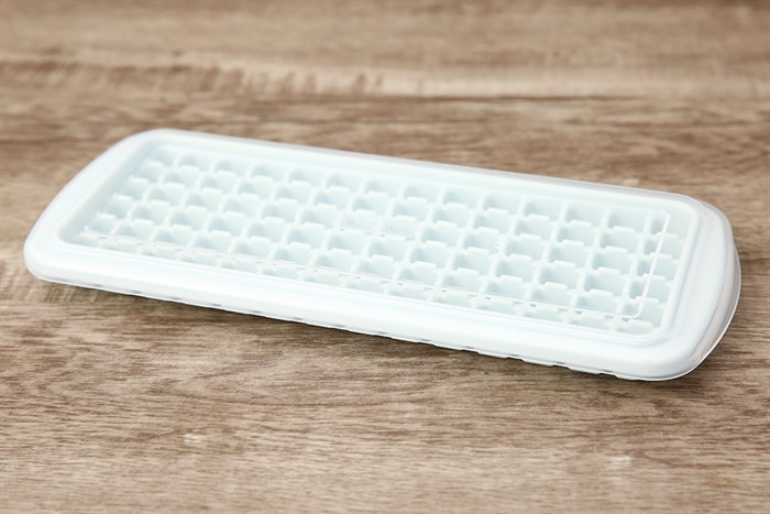 Khay đá nhựa có nắp 84 viên Kari Inochi HIN.KDCN.84VI Màu Xanh dương nhạt