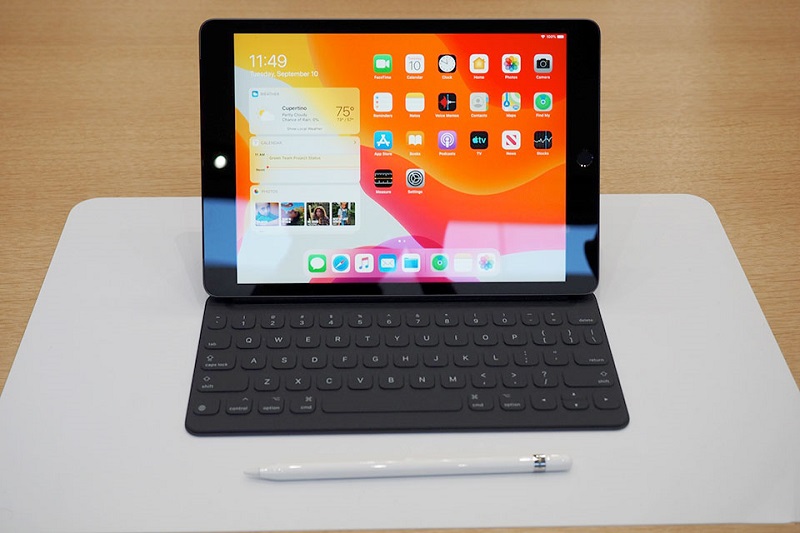 iPad 10.2 Wifi 32GB (2019) | Kết nối với bàn phím rời