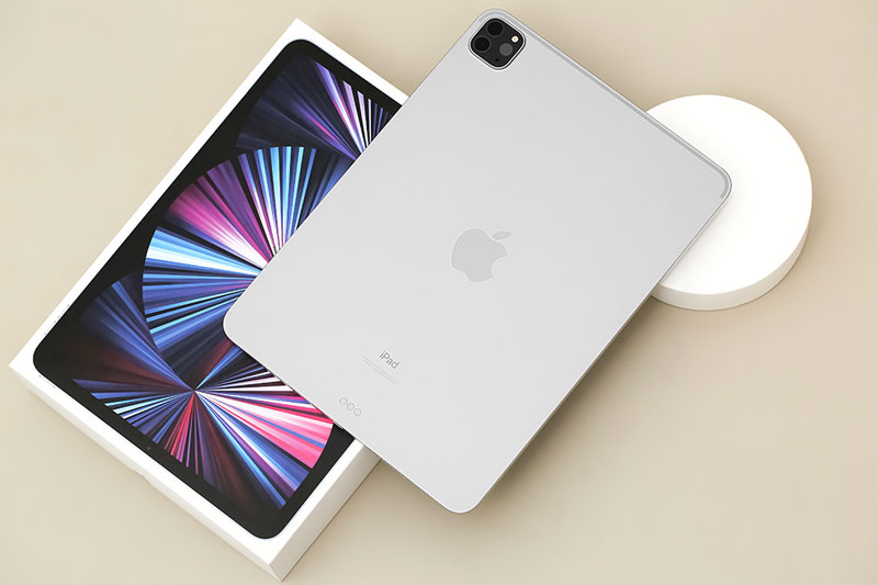 iPad Pro M1 11 inch WiFi Cellular 256GB (2021) | Kiểu dáng vuông vức, chắc chắn với các góc bo tròn nhẹ