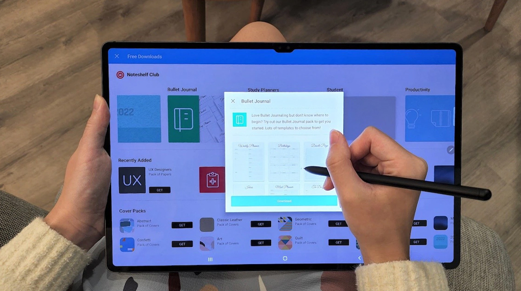 Thao tác mượt mà với bút S Pen - Samsung Galaxy Tab S8 Ultra