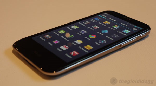 Padfone 2 A68 với màn hình 4.7 inch sắc nét