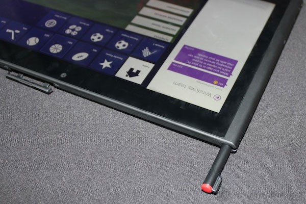 Thinkpad  Tablet 2 đi kèm bút stylus nhỏ gọn, có thể gắn ở cạnh trái của máy